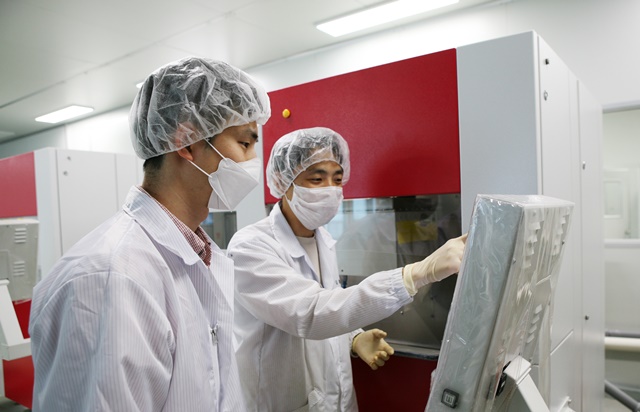 ▲ 삼성디스플레이 직원(왼쪽)과 협력 기업인 그린광학 직원(오른쪽)이 실시간 모니터링 시스템을 점검하고 있다. ⓒ삼성디스플레이