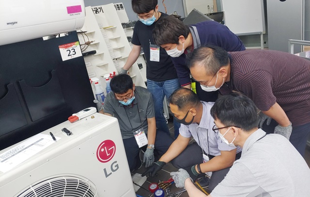 ▲ 경기 평택시에 위치한 LG전자 서비스 아카데미에서 서비스 엔지니어들이 에어컨 수리교육을 받고 있다. ⓒLG전자