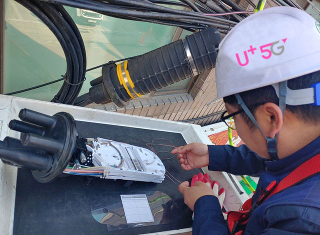 ▲ 5G 통신망을 점검하는 LG유플러스 직원. ⓒ뉴시스. 무단전재 및 재배포 금지.