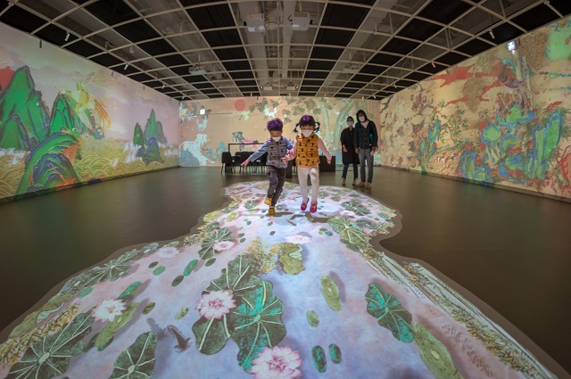 ▲ 경주세계문화엑스포 관람객들이 기념관에서 콘텐츠를 체험하고 있다.ⓒ경주엑스포