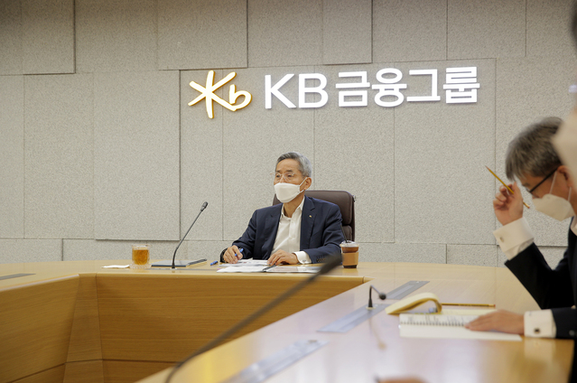 ▲ 윤종규 KB금융 회장이 23일 화상회의로 KB뉴딜혁신금융협의회를 진행하고 있다.ⓒKB금융