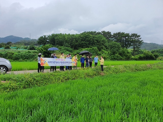 ▲ 울진군은 농업기술보급 시범사업 현장 중간평가를 실시했다.ⓒ울진군