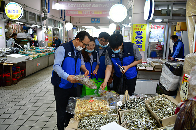 ▲ 월성본부는 감포공설시장 장보기 행사를 시행했다.ⓒ월성본부