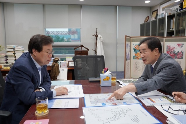 ▲ 송기섭(오른쪽) 진천군수가 23일 도종환 문화체육관광위원장을 만나 지역 현안을 설명하고 있다.ⓒ진천군