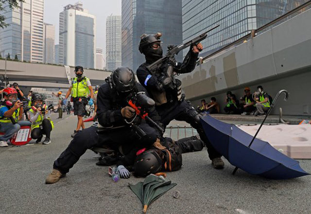 ▲ 지난해 9월 시위하는 시민의 목 부분을 짓누르는 홍콩 경찰. ⓒ뉴시스 AP. 무단전재 및 재배포 금지.