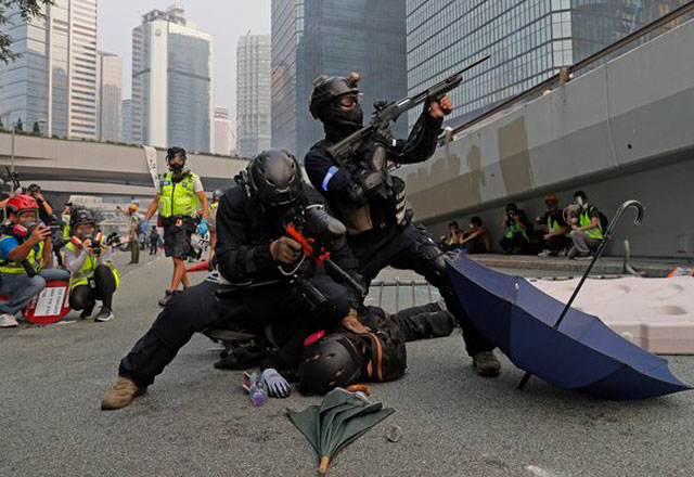 ▲ 지난해 9월 시위하는 시민의 목 부분을 짓누르는 홍콩 경찰. ⓒ뉴시스 AP. 무단전재 및 재배포 금지.
