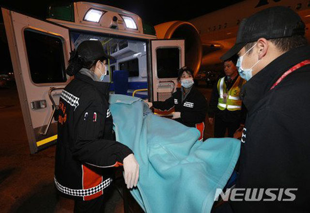 ▲ 2017년 12월 문재인 대통령 방중 당시 행사 경호원들이 한국 측 수행기자를 집단폭행했다. 당시 경호원들은 공안과 관련이 있는 것으로 알려졌다. ⓒ뉴시스. 무단전재 및 재배포 금지.