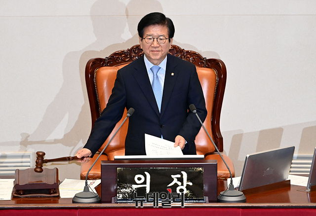 ▲ 박병석 국회의장이 23일 오후 국회 본회의장에서 열린 제380회국회(임시회) 제5차 본회의에서 추미애 법무부 장관 탄핵소추안이 부결됐음을 알리고 있다.ⓒ박성원 기자