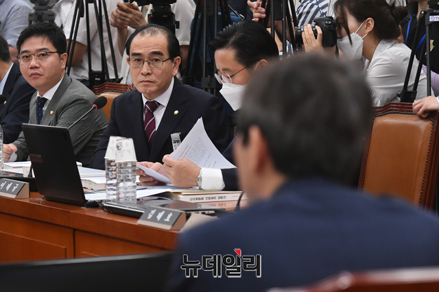 ▲ 태영호·지성호 미래통합당 의원 23일 오전 국회에서 열린 이인영 통일부장관 후보자 인사청문회에 참석해 회의를 지켜보고 있다. ⓒ이종현 기자