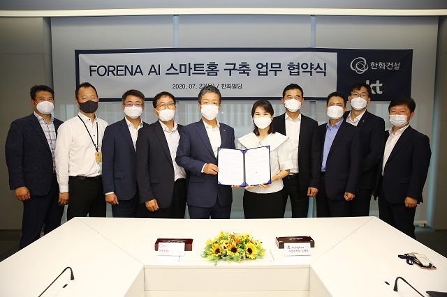 ▲ 윤용상 한화건설 건축사업본부장(좌측 5번째)과 김채희 KT AI/BigData사업본부장(우측 5번째)이 ‘포레나 AI 스마트홈 구축 업무 협약(MOU)’을 체결하고 기념촬영을 하고 있다. ⓒ한화건설