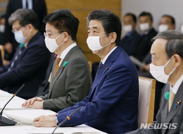 ▲ 지난 4월 우한코로나 대책회의를 주재하는 아베 신조 총리. ⓒ뉴시스 AP. 무단전재 및 재배포 금지.