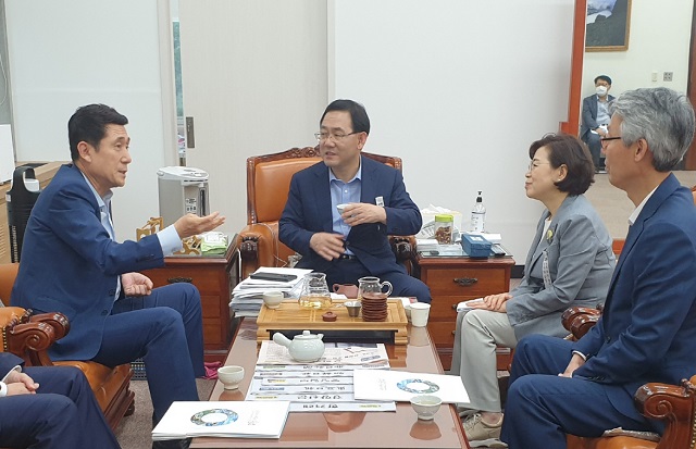 ▲ 이강덕 시장은 국회에서 김정재 국회의원과 미래통합당 주호영 원내대표를 만나 지진특별법 시행령 개정사항에 의견을 교환하고 지진 피해지역의 경제 활성화를 위한 국비 확보에 협조를 부탁했다.ⓒ포항시