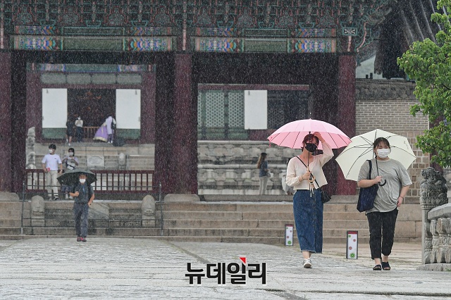 ▲ 55만에 재개관한 서울 종로구 경복궁을 찾은 시민들이 22일 오후 마스크를 쓰고 관람을 하고 있다. ⓒ권창회 기자