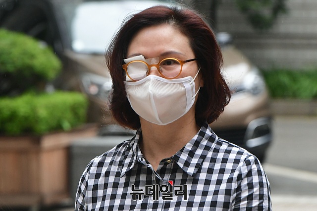 ▲ 조국 전 법무부 장관 부인 정경심씨가 23일 오전 서울 서초구 서울중앙지법으로 출석하고 있다. ⓒ권창회 기자