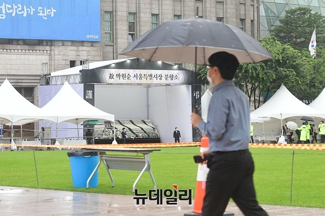 ▲ 지난 13일 서울시청 앞 서울광장에 설치된 故박원순 시장 분향소 앞을 한 시민이 지나가고 있다.ⓒ권창회 기자