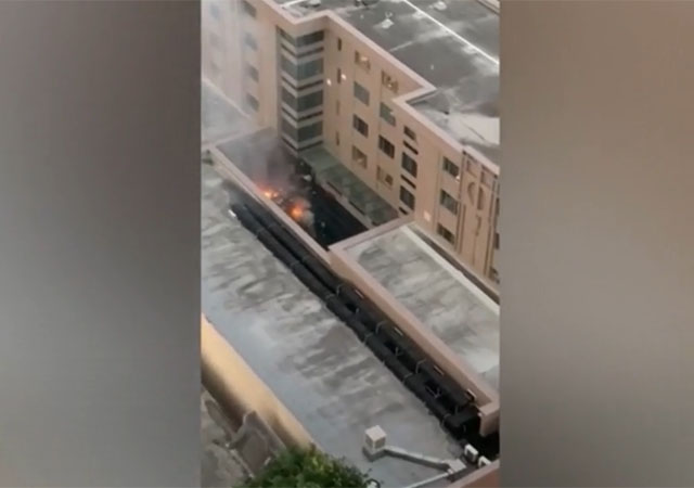 ▲ 휴스턴 중국총영사관 직원들이 문서를 불태우는 모습. 미국 국무부가 지난 21일(현지시간) 휴스턴 중국총영사관을 폐쇄하라고 명령한 직후 촬영된 영상이다. ⓒ미국 NBC 관련보도 영상캡쳐