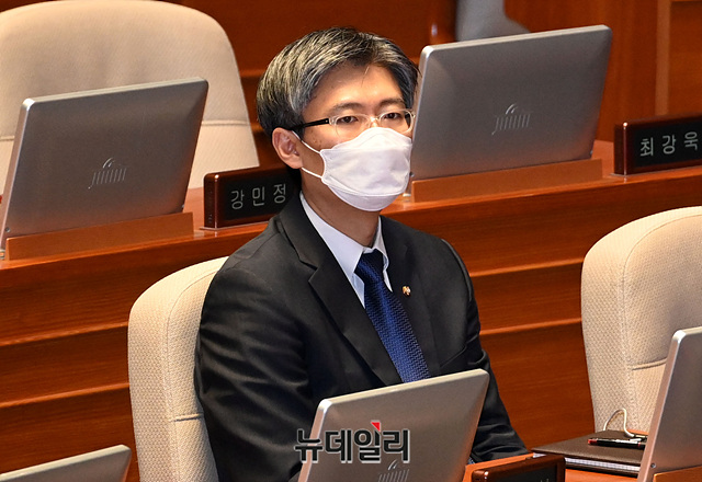 ▲ 조정훈 시대전환 의원이 24일 오후 국회 본회의장에서 열린 제380회 국회(임시회) 제6차 본회의에 참석해 자리하고 있다.ⓒ박성원 기자