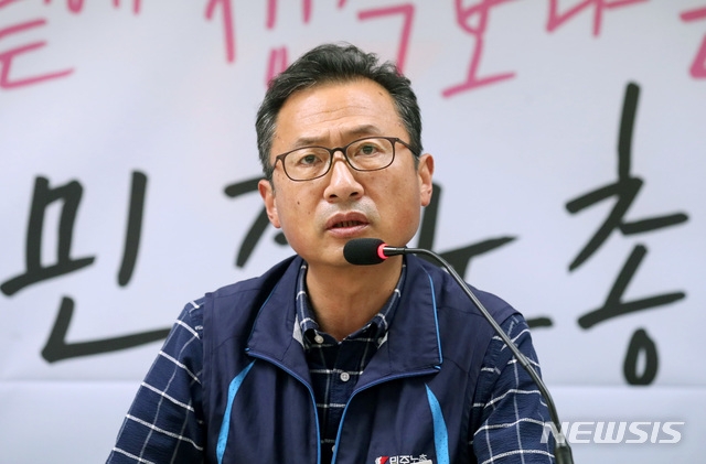 ▲ 김명환 전국민주노동조합총연맹 위원장이 24일 오후 서울 중구 민주노총 대회의실에서 노사정 합의안 부결에 대한 책임을 지고 사퇴하겠다는 입장을 밝히고 있다. ⓒ뉴시스