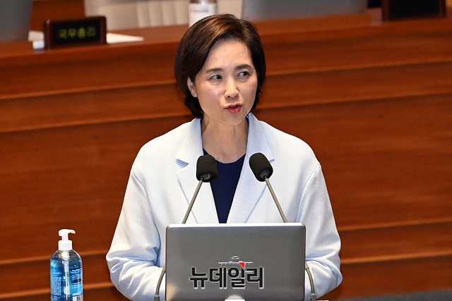 ▲ 유은혜(사진) 교육부 장관이 24일 국회 대정부 질문에서  2년제 전문대학교 졸업해도 5학기를 다닌 것으로 인정받을 수 있다는 취지의 발언을 해 논란이다. ⓒ박성원 기자