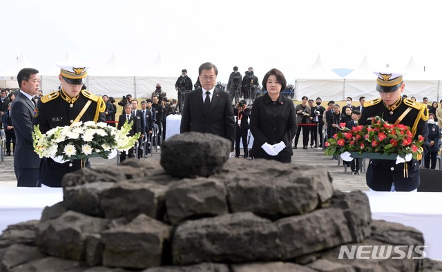 ▲ 문재인 대통령과 김정숙 여사가 지난 4월 3일 제주시 봉개동의 제주 4·3평화공원에서 열린 제72주년 제주 4·3 희생자 추념식에 참석해 헌화하고 있다. ⓒ뉴시스