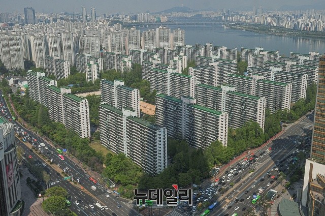 ▲ '집값을 잡겠다'던 문재인 정부의 부동산 대책이 결국 세금 인상으로 이어지면서 주택 보유자들의 분노가 커지고 있다. ⓒ뉴데일리 DB