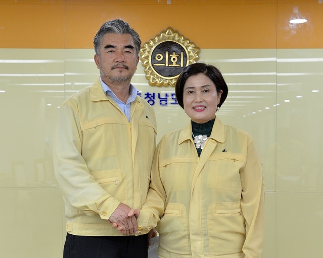 ▲ 24일 충남도의회 윤리특별위원장에 선출된 한영신 위원장(우)과 김영수 부위원장.ⓒ충남도의회