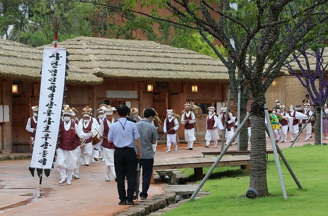 ▲ 국내 유일의 보부상 테마 마을인 ‘내포보부상촌’이 착공 5년 만에 24일 예산군 덕산면 온천관광지와 매헌윤봉길의사사적지 인근에서 문을 열었다. 보부상들이 줄지어 지게를 지고 행사장으로 들어가고 있다.ⓒ충남도