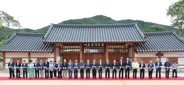 ▲ 24일 충남 예산군 덕산면에서 열린 내포보부상촌 준공식에서 양승조 충남도지사 등 내빈들이 축하 테이프를 자르고 있다.ⓒ충남도