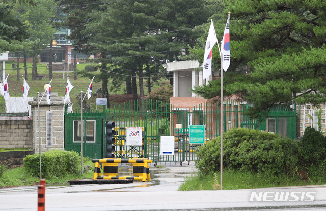 ▲ 마스크를 제대로 착용하지 않은 강사로부터 감염된 것으로 추정되는 포천 군부대 관련 환자는 총 21명으로 늘었다. ⓒ뉴시스