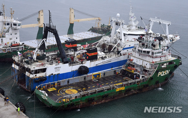 ▲ 부산항에 정박 중인 러시아 국적 원양어선에서 선원 32명이 확진판정을 받은데 이어 국내 작업자 등 5명이 추가로 감염됐다. ⓒ뉴시스