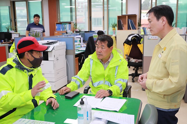 ▲ 전찬걸 군수는 집중호우가 발생한 24일 새벽부터 피해 우려 지역 등을 점검해 상황을 살피고 피해를 입은 곳은 주민들이 불편을 겪지 않도록 빠른 복구를 지시했다.ⓒ울진군