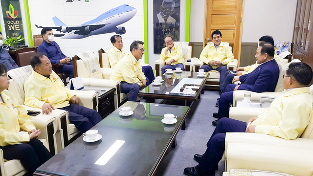 ▲ 위원들은 김영만 군위군수를 만나 “대구경북이 미래로 도약하기 위해서는 통합신공항 이전이 성공적으로 추진되어야 한다는 뜻을 전하고 군위군이 대승적 차원에서 결단을 내려 줄 것”을 요청했다.ⓒ경북도의회