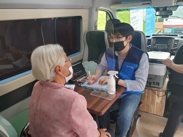 ▲ 마음모듬버스에서 어린신의 정신건강 상태를 체크하고 있다.ⓒ칠곡군