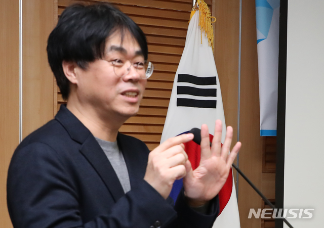 ▲ 김경율 경제민주주의 21 대표가 지난 1월 22일 서울 여의도 국회 의원회관에서 새로운보수당 '진보와 낡은 보수를 넘어'를 주제로 열린 초청 강의에서 이야기하고 있다. ⓒ뉴시스