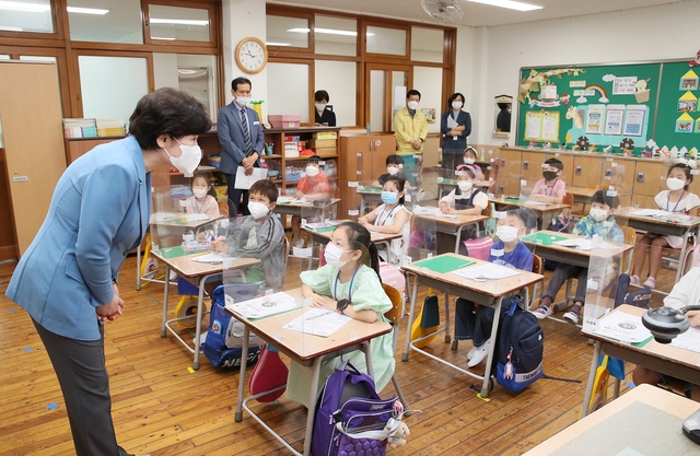 ▲ 강은희 대구시교육감은 24일 오전 대구동성초등학교를 찾아 코로나 상황에서 여름방학을 맞이하는 초등학교 학생들과 함께 즐거운 시간을 보냈다.ⓒ대구시교육청