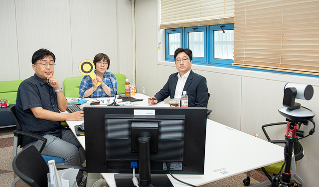 ▲ 진해 용원고학생들과 상담중인 반려동물보건학과 정현아 교수(중간).ⓒ대구한의대