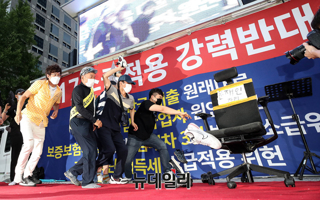 ▲ '소급적용 남발하는 부동산 규제 정책 반대, 전국민 조세 저항운동 촛불집회' 참가자들이 문재인 대통령에게 신발을 던지는 퍼포먼스를 하고 있다. ⓒ이종현 기자