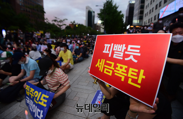 ▲ '소급적용 남발하는 부동산 규제 정책 반대, 전국민 조세 저항운동 촛불집회' 참가자들이 정부를 규탄하는 구호를 외치고 있다. ⓒ이종현 기자