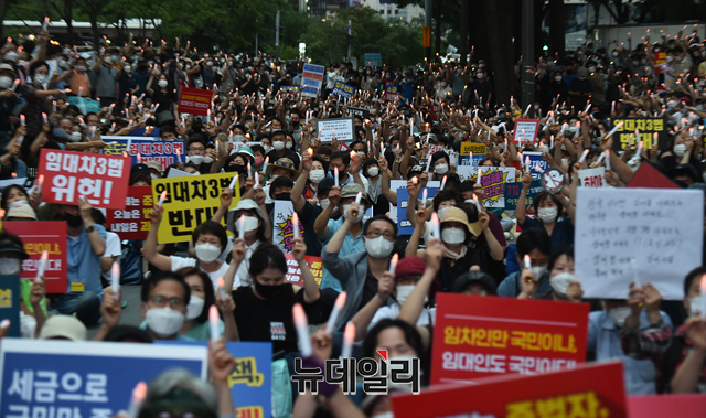 ▲ '소급적용 남발하는 부동산 규제 정책 반대, 전국민 조세 저항운동 촛불집회' 참가자들이 정부를 규탄하는 구호를 외치고 있다. ⓒ이종현 기자