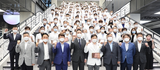 ▲ 권영진 대구시장은 “현재도 많은 병원 등에서 코로나19와 사투를 벌이는 의료진의 헌신에 국민들이 위로받고 이 시기를 견딜 수 있다 이런 생각으로 힘을 내길 바란다”고 말했다.ⓒ대구시