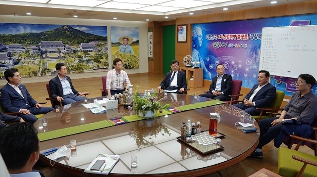 ▲ 이강덕 포항시장과 이철우 경북도지사는 현안사안을 논의했다.ⓒ포항시