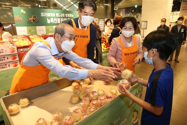 ▲ 이승율 청도군수가 지난 24일 대구신세계백화점을 찾아 청도복숭아를 메인으로 하는 청도군 농특산물 할인판매행사를 가졌다.ⓒ청도군