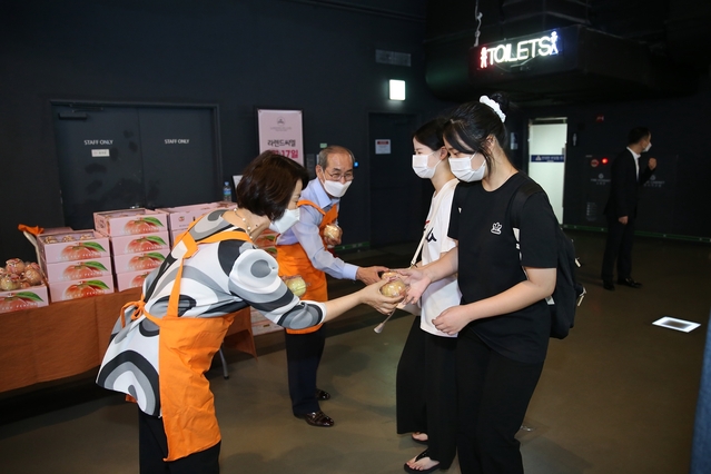 ▲ 지난 25일 영화관을 찾은 이승율 청도군수는 1000만 관객을 기록했던 부산역의 후속작인 ‘반도’ 개봉에 맞춰 관람객에게 복숭아 시식 및 나눠주기 홍보행사를 가졌다.ⓒ청도군