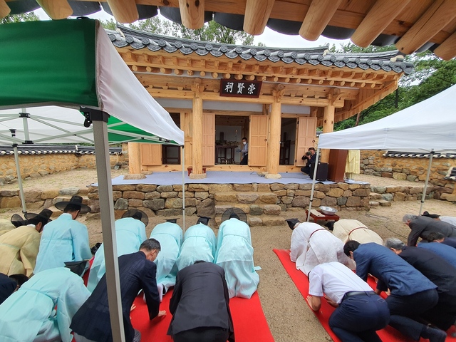 ▲ 수성구(구청장 김대권)는 지난 24일 고산서당유림회(회장 정채용)가 고산서당 사당(묘우)에서 고산서당 유림회 이사, 구청 관계자 등 30여명이 참석한 가운데 위패 봉안식을 거행했다.ⓒ수성구