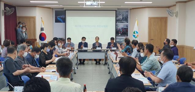 ▲ 칠곡군은 지난 24일 왜관읍사무소 회의실에서 마을이장, 사업구간 업소주, 건물소유자, 지역주민 등이 참석한 가운데 ‘왜관읍 시가지 간판개선사업 주민설명회’를 개최했다.ⓒ칠곡군