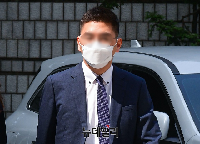 ▲ '검언 유착 의혹' 당사자인 이동재 전 채널A 기자가 17일 오전 서울 서초구 서울중앙지법에서 열린 영장실질심사에 출석하고 있다. ⓒ권창회 기자