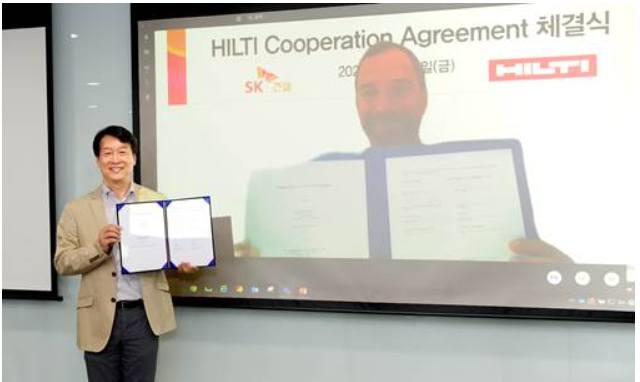 ▲ 윤혁노 SK건설 하이테크사업부문장이 라인하르트 쉰들러 힐티 부사장과 지난 24일 온라인 화상 협약식을 마친 뒤 기념촬영을 하고 있다.ⓒ SK건설