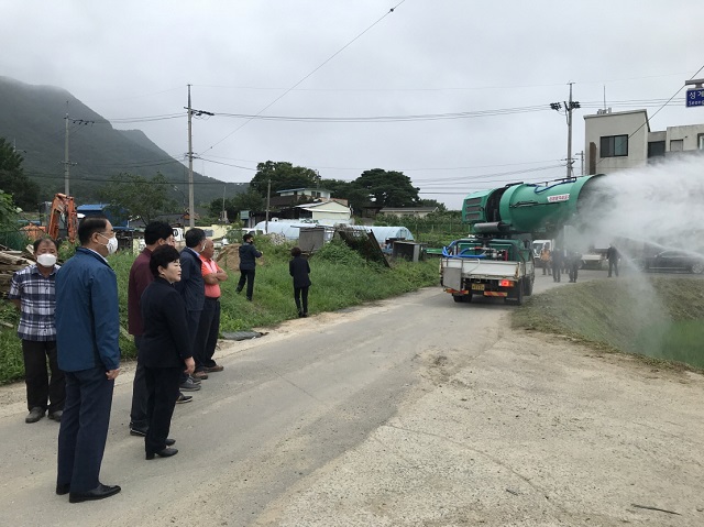 ▲ 포항시는 기계·기북 친환경 쌀 생산단지에 광역살포기로 영양제를 살포한다.ⓒ포항시