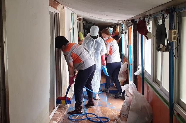 ▲ 영덕군 영해면 의용소방대는 침수피해가구 복구 지원 활동을 실시했다.ⓒ영덕군