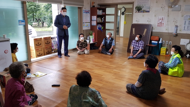 ▲ 청도군 운문면에서는 지난 23일을 시작으로 코로나19로 인해 다수밀집이 위험한 시기에 안전한 면민과의 소통을 위한 코로나없는 운문 ‘화목’해요! 운문면 ‘동네 한바퀴’를 운영한다.ⓒ청도군